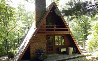 Дом-шалаш – оригинальный вариант загородной постройки и необычная альтернатива стандартным дачным домикам