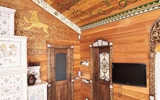 Самобытный интерьер деревянного дома с белым декором