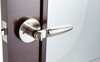 Дверные ручки для межкомнатных дверей: разновидности механизмов и стильный дизайн