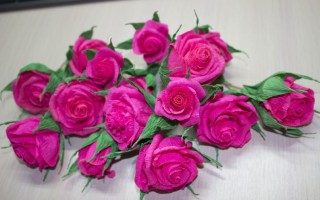 Розы из гофрированной бумаги: 5 мастер-классов