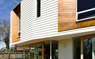Белоснежный дизайн частного дома с панорамными окнами