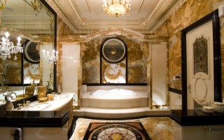 Эксклюзивный интерьер большой ванной комнаты